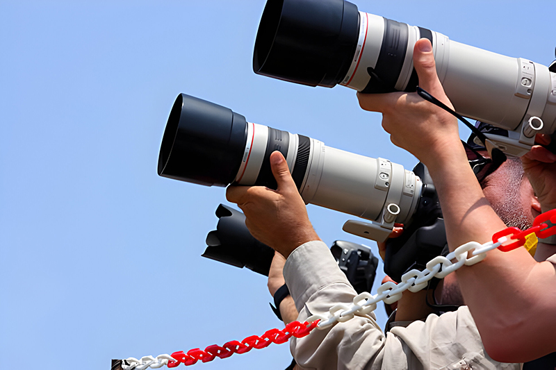 A visual guide illustrating various techniques and tips for photographers, featuring images of equipment, lighting setups, and composition guidelines for aspiring photography enthusiasts.